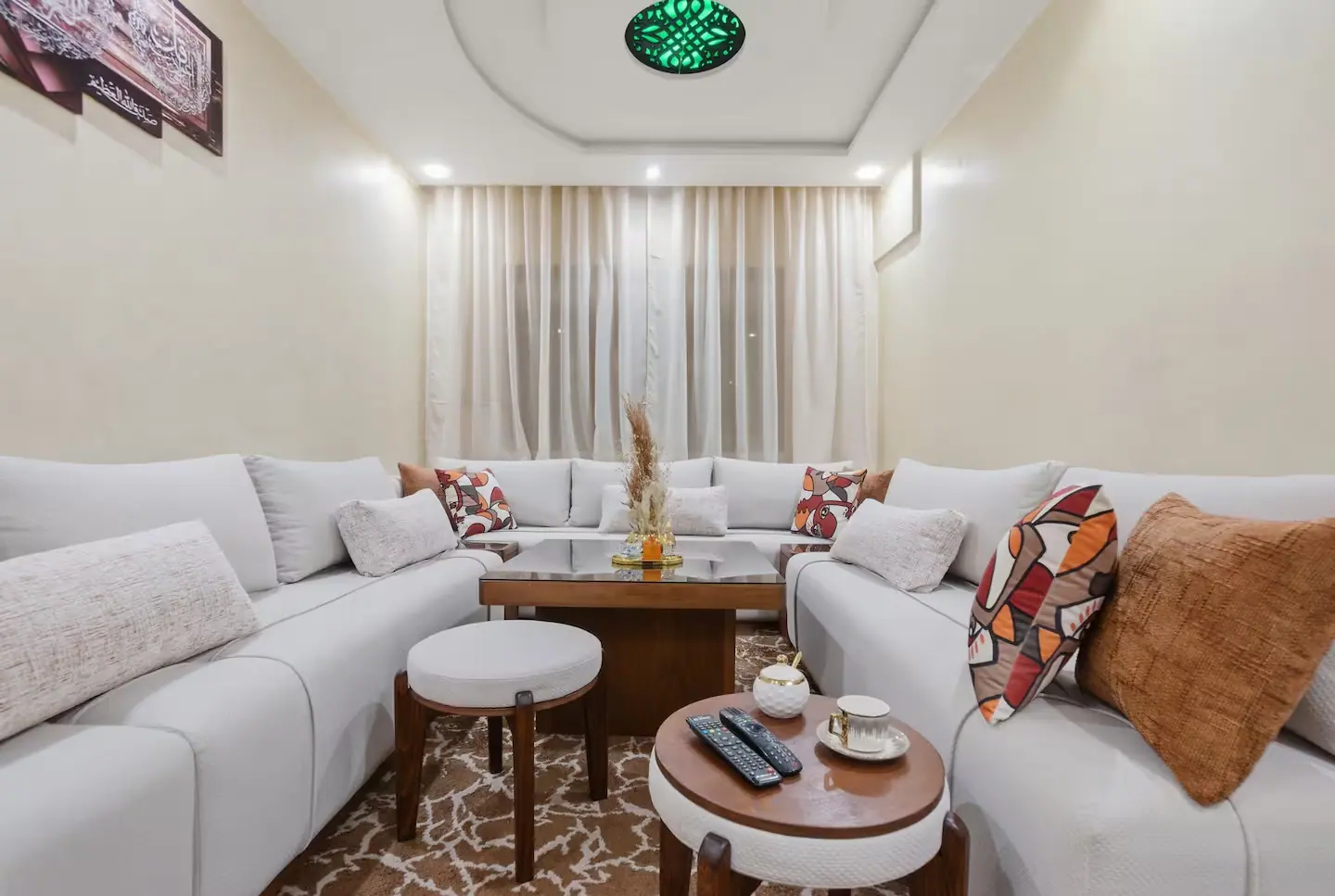 Salon lumineux et chaleureux d'un appartement géré par un membre du réseau à Agadir