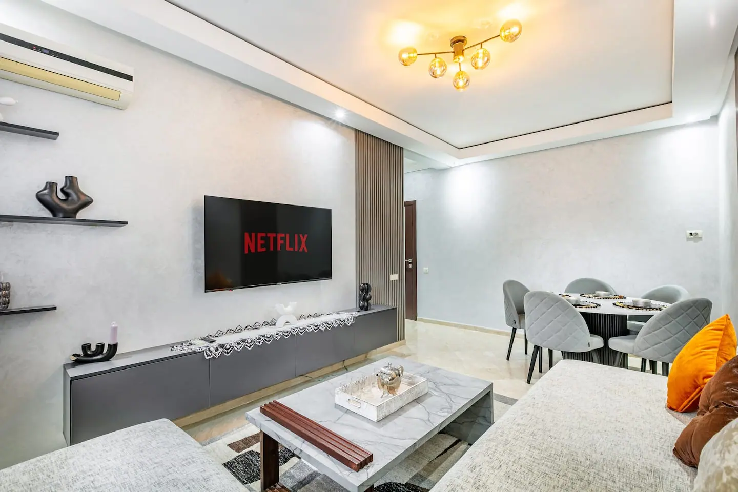 Salon design avec climatisation dans un appartement géré par un membre du réseau à Marrakech