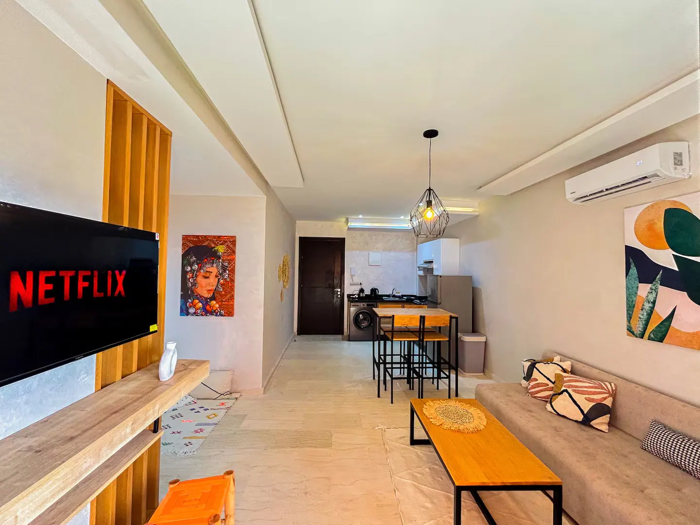 Séjour lumineux d'un appartement une chambre géré par un membre du réseau à Guéliz, Marrakech, ouvert sur une terrasse