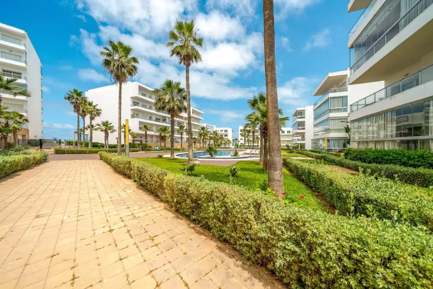 Appartement avec piscine et vue mer directe géré par un membre du réseau à Dar Bouazza, au sud de Casablanca