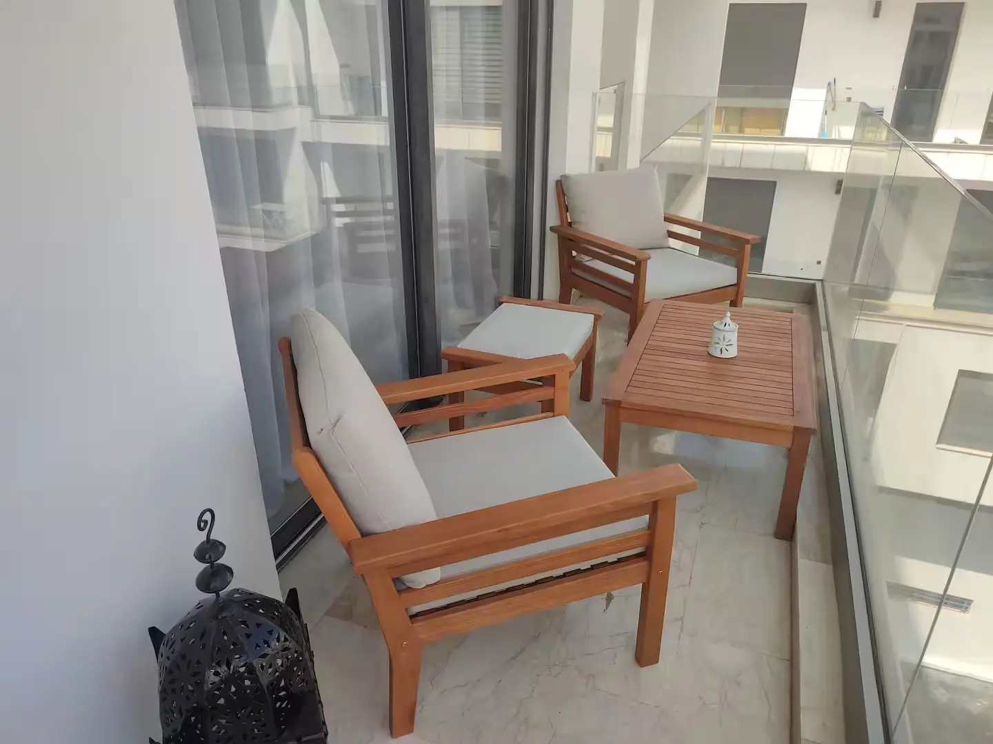 Espace piscine d'une résidence à Founty, dans la baie d'Agadir, où un membre du réseau gère un appartement