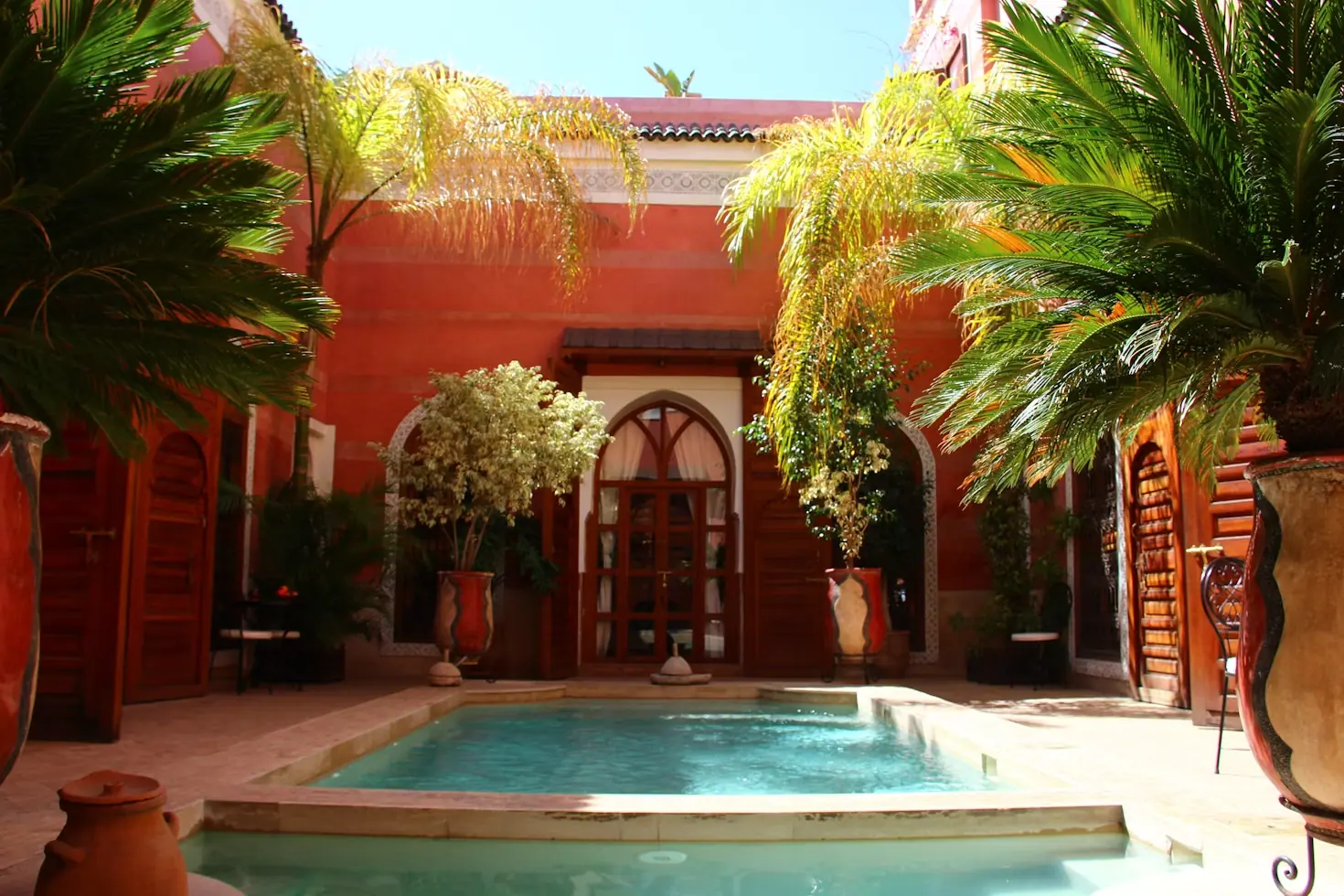Riad confortable dans une médina marocaine, avec patio traditionnel et mobilier d'artisanat local