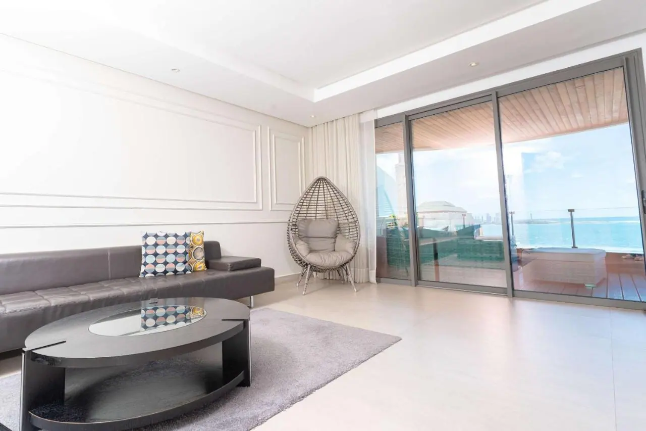 Salon lumineux avec vue mer d'un appartement à Casablanca géré par un membre du réseau, décoration soignée et grandes baies vitrées