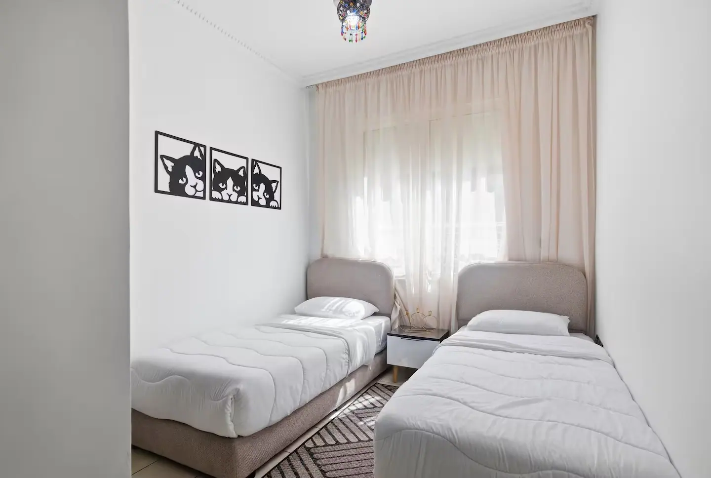 Séjour d'un appartement deux chambres géré par un membre du réseau dans le quartier Hay Elhouda à Agadir