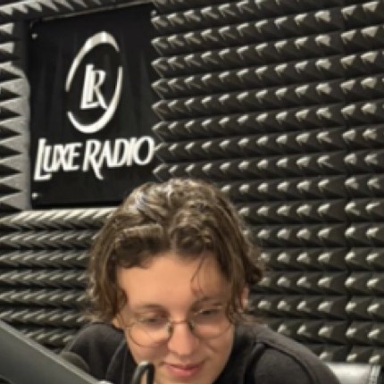 Reda Bennani Khir, fondateur du réseau, au micro dans le studio de Luxe Radio